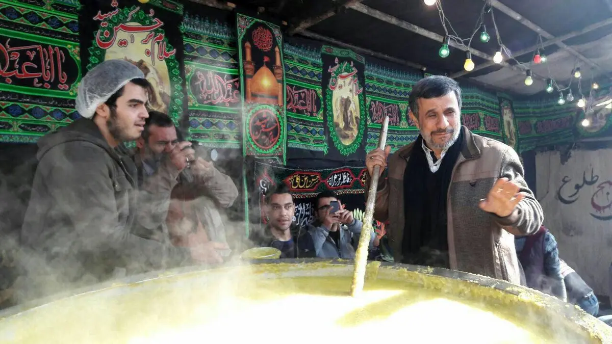 احمدی نژاد پای دیگ شله زرد/عکس