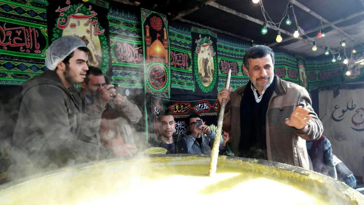 احمدی نژاد پای دیگ شله زرد/عکس