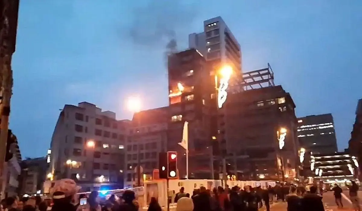 تصاویری از آتش‌سوزی در برج ۱۲ طبقه منچستر