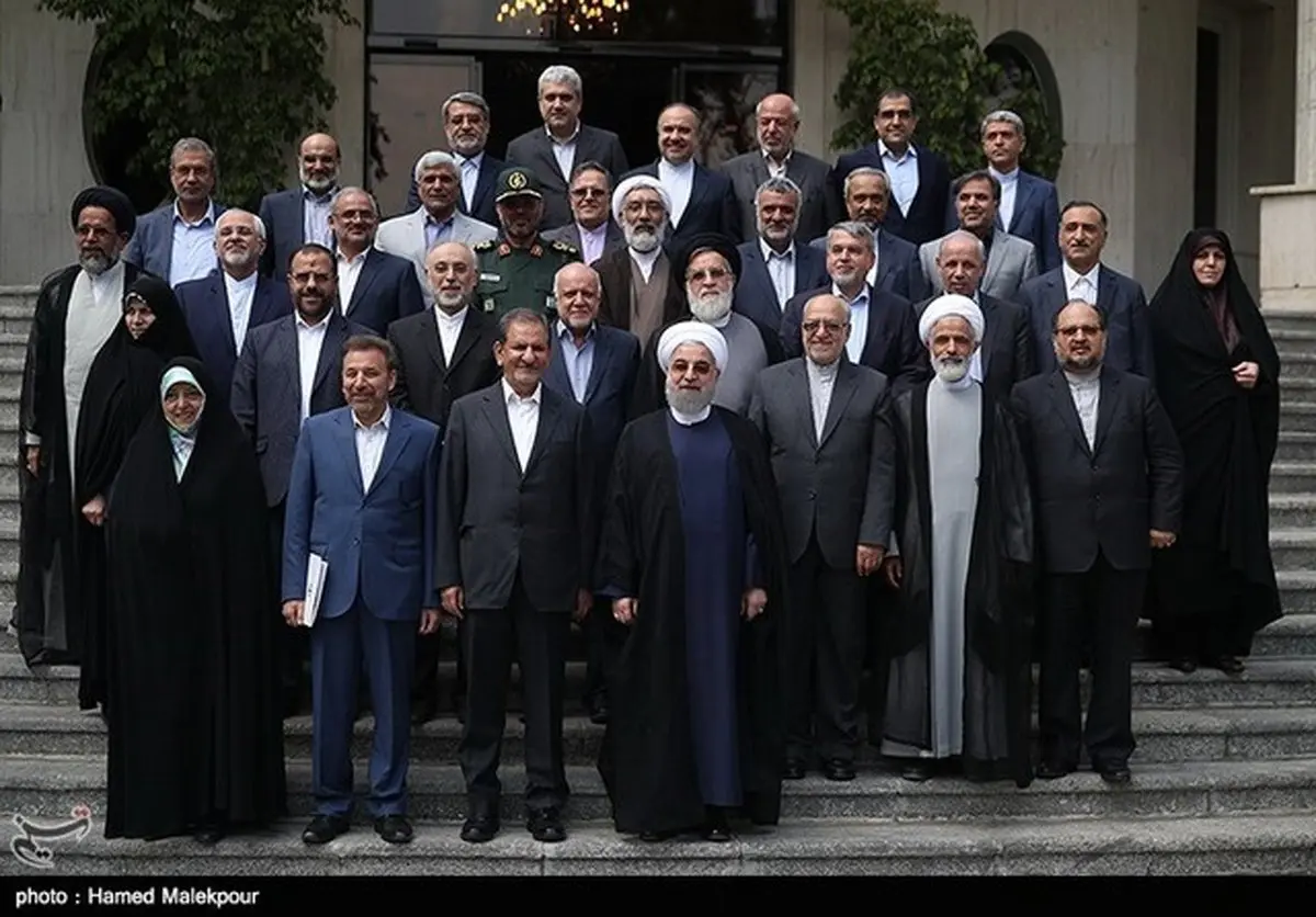 عکس یادگاری دولت یازدهم در حیاط پاستور