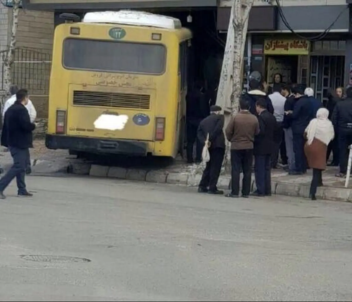 ورود اتوبوس به مغازه قنادی!/ عکس