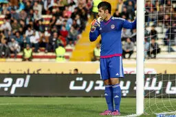 ماجرای عجیب موز خوردن فروزان در جریان بازی با پرسپولیس/عکس