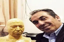 سیامک انصاری در کنار مجسمه اش/عکس