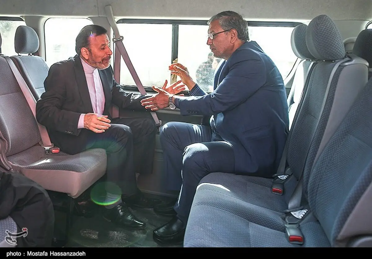 خوش و بش جالب دو وزیر دولت در خودرو/عکس