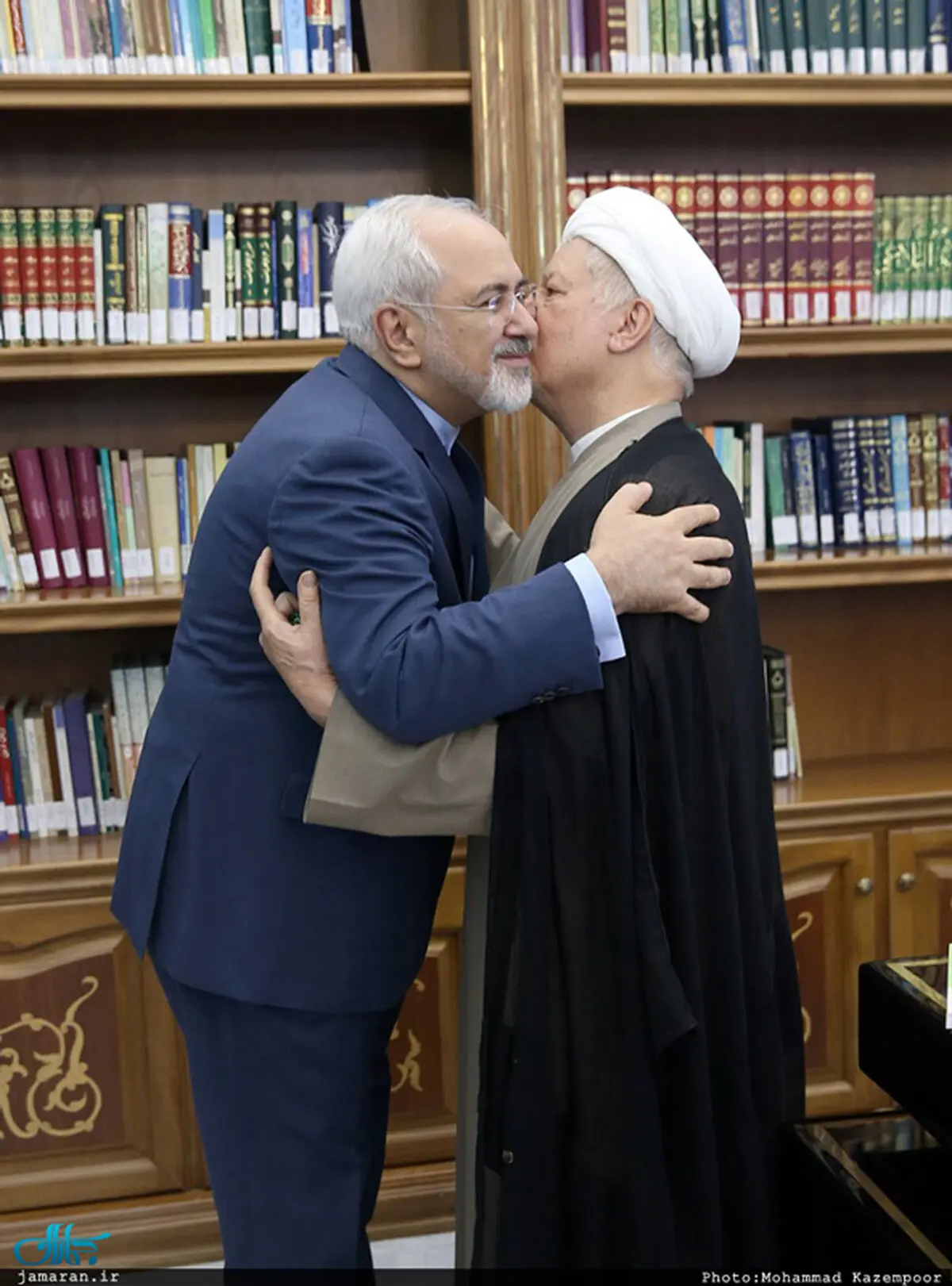 بوسه آیت‌الله هاشمی بر گونه ظریف/عکس