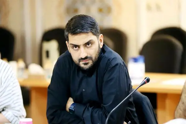 دیپلماسی میان مشت و دست