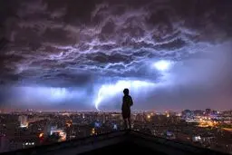 تصویری خارق‌العاده از طوفان باران و رعد و برق در چین