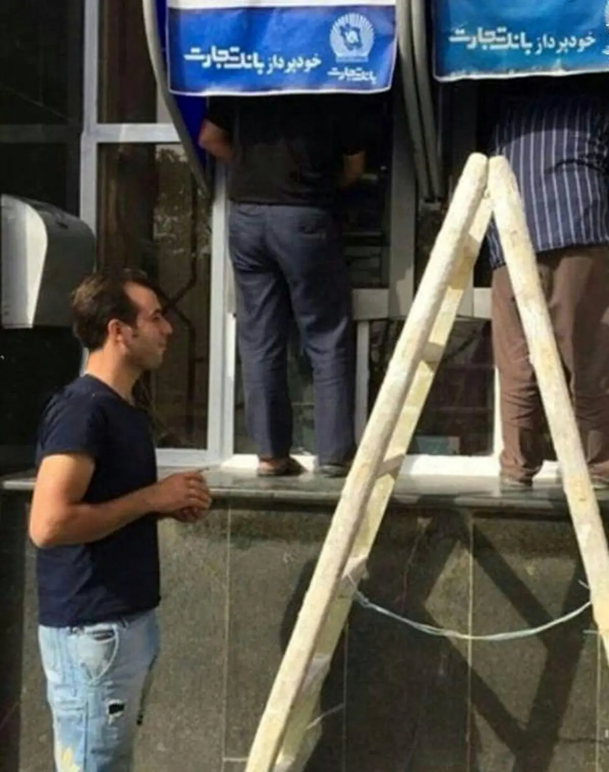 عجیب‌ترین خودپرداز ایران! / عکس