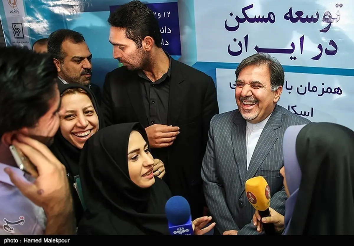 خوش‌و‌بش آخوندی با خبرنگاران در حاشیه یک همایش/عکس