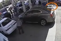 تصاویری از جدیدترین روش سرقت در پمپ بنزین‌ها