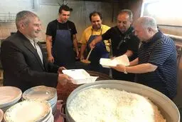 تصویری از علی پروین پای دیگ نذری در مراسم افطار شب‌های ماه رمضان