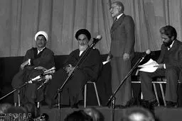 تصاویری از روزی که امام(ره) مهندس بازرگان را به عنوان نخست‌وزیر معرفی کرد