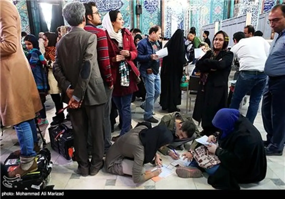 نشستن روی زمین برای نوشتن اسامی کاندیدها/ عکس