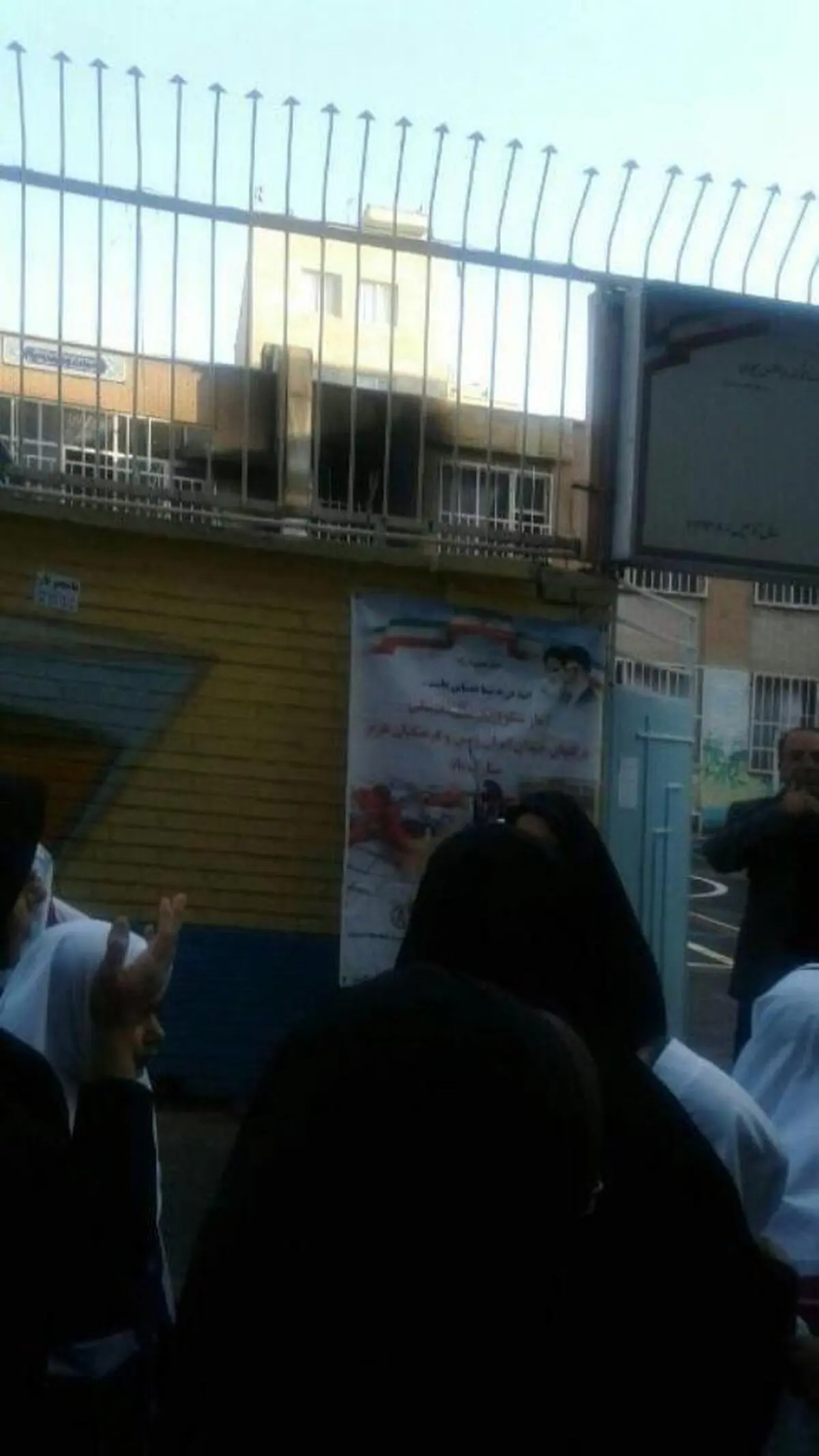 تصویری از آتش سوزی دبستان دخترانه شهید طبرسی در محله نظام آباد تهران