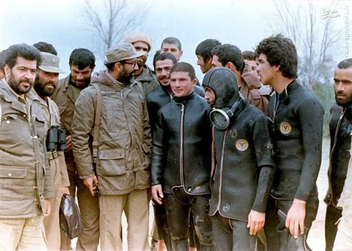 عکس یادگاری شهید چمران با غواصان