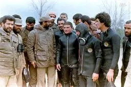 عکس یادگاری شهید چمران با غواصان