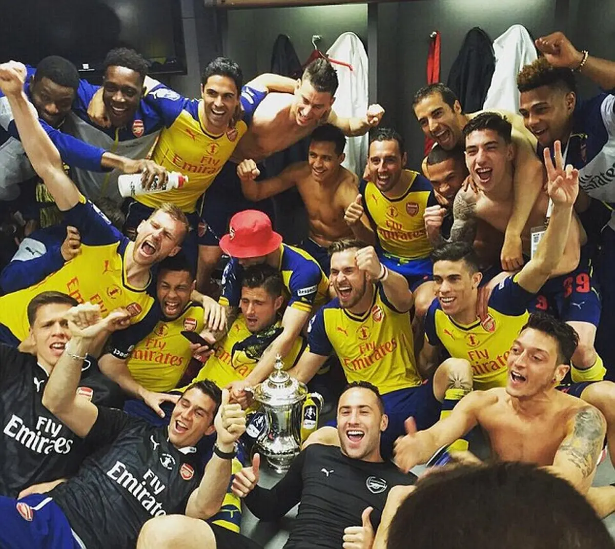 جشن آرسنالی ها در رختکن/عکس