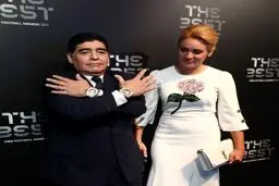 مارادونا و همسرش بر روی فرش سبز /عکس