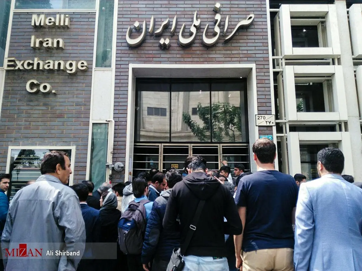 صف طولانی مردم پشت در صرافی‌ها/تصاویر
