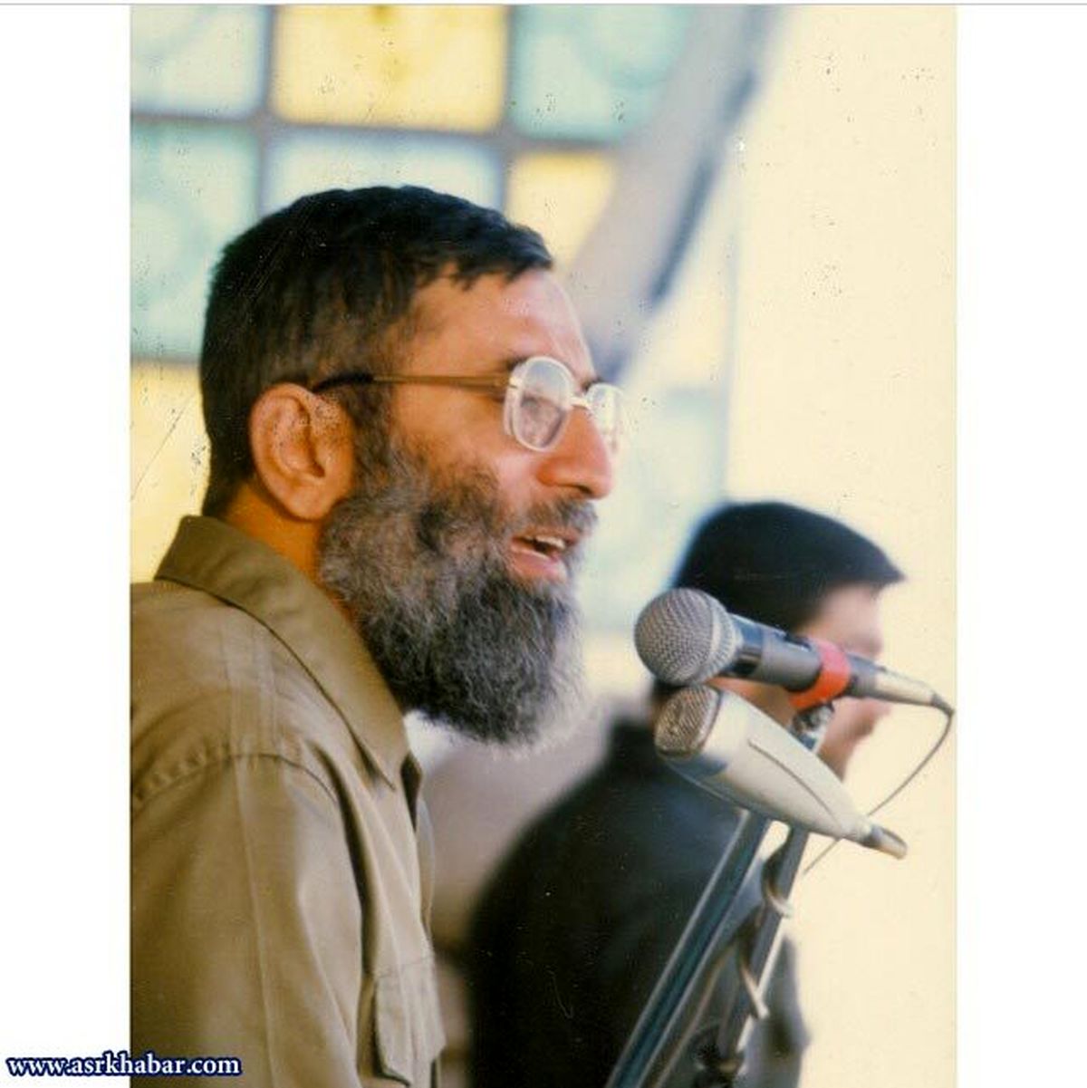 عکس قدیمی از رهبر انقلاب در جنگ