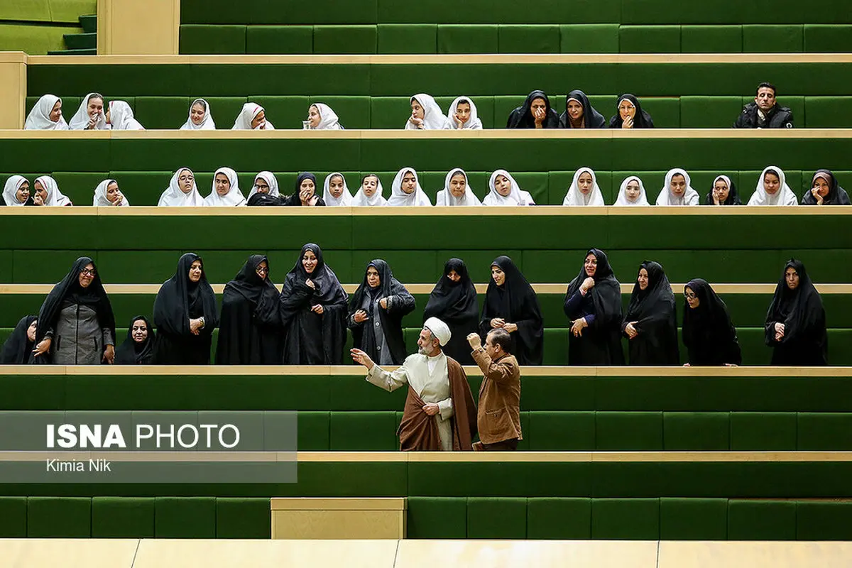 عكس: دانش آموزان ناظر صحن علني مجلس