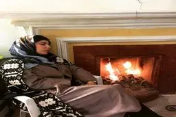 خواب عمیق لیلا اوتادی کنار شومینه! + عکس