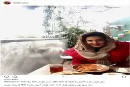 تصویری از صبحانه خوری لیلا بلوکات در هوای سرد زمستان