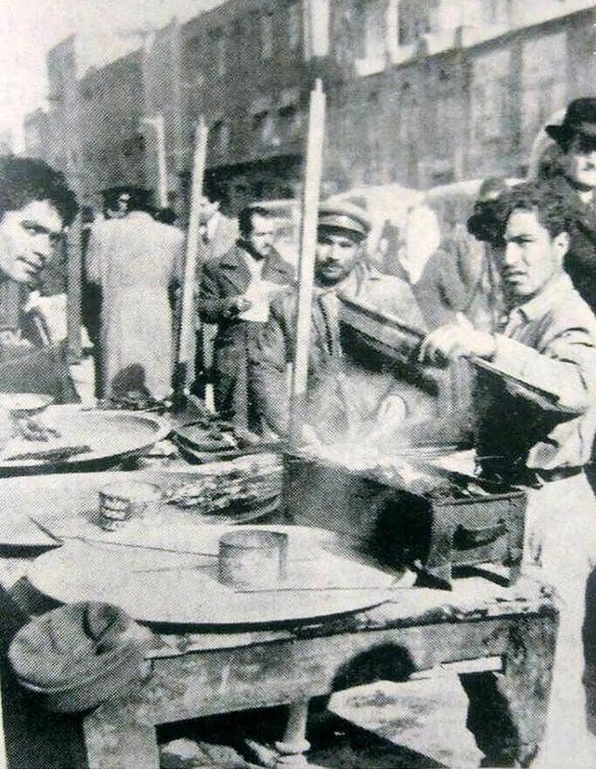 عکس دیده نشده از جگرکی‌های خیابانی در تهران قدیم!