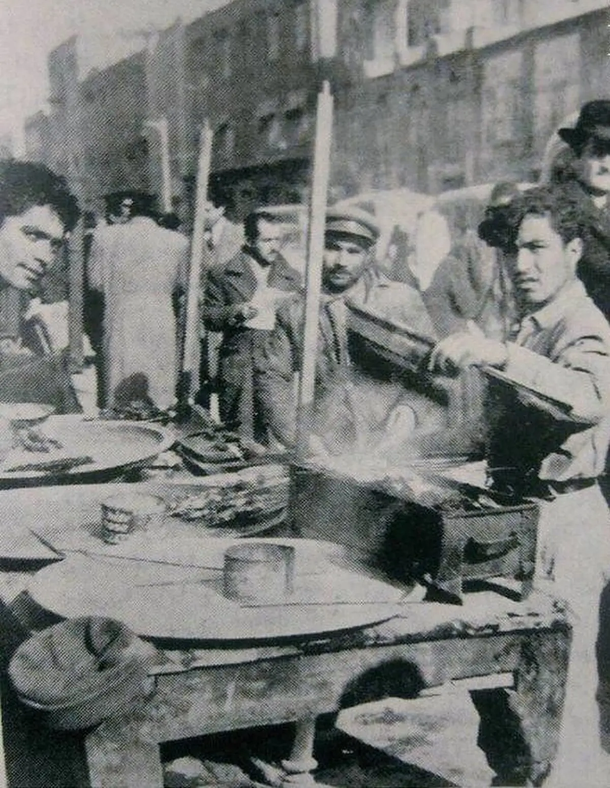 عکس دیده نشده از جگرکی‌های خیابانی در تهران قدیم!
