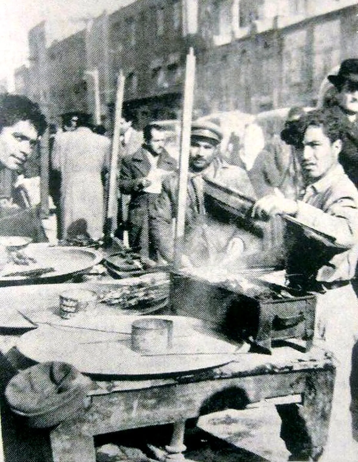 عکس دیده نشده از جگرکی‌های خیابانی در تهران قدیم!