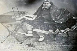 همسر ناصرالدین‌شاه پشت پیانو!/عکس