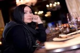 پوزیشن خاص پرستو صالحی در رستوران + عکس