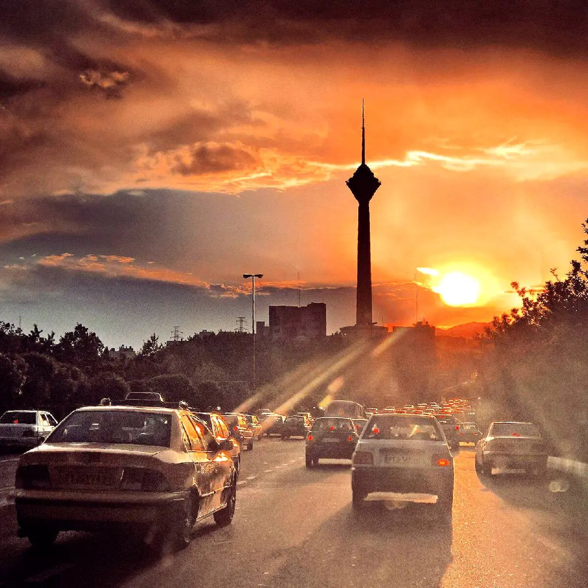 عکسی زیبا از غروب تهران در اتوبان حکیم