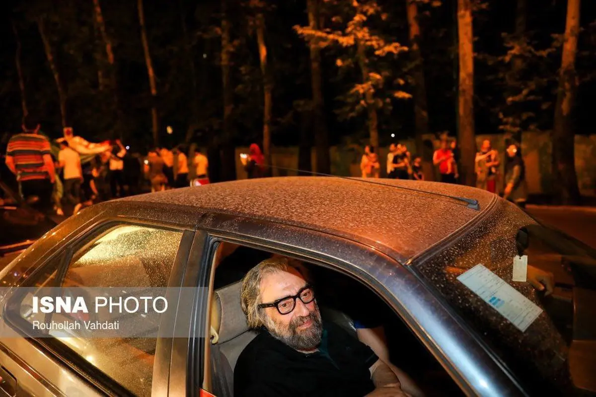 عکس/ مسعود کیمیایی، در شادی خیابانی مردم، پس از پیروزی تیم ملی برابر مراکش