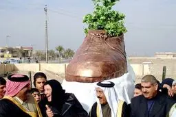 مجسمه ای کفشی که به سمت جرج بوش پرتاب شد/ عکس