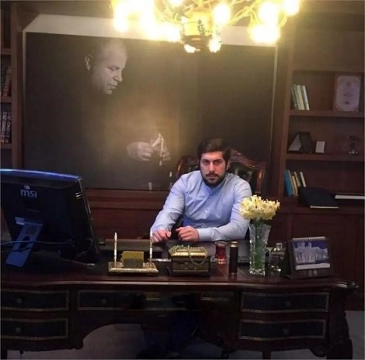 پسر علی پروین در دفتر محل کارش!/عکس