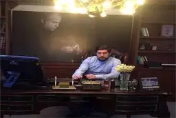 پسر علی پروین در دفتر محل کارش!/عکس