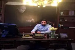 پسر علی پروین در دفتر محل کارش!/عکس