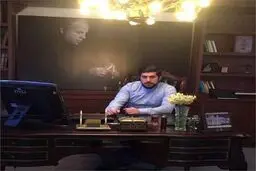 پسر علی پروین در دفتر محل کارش!/عکس