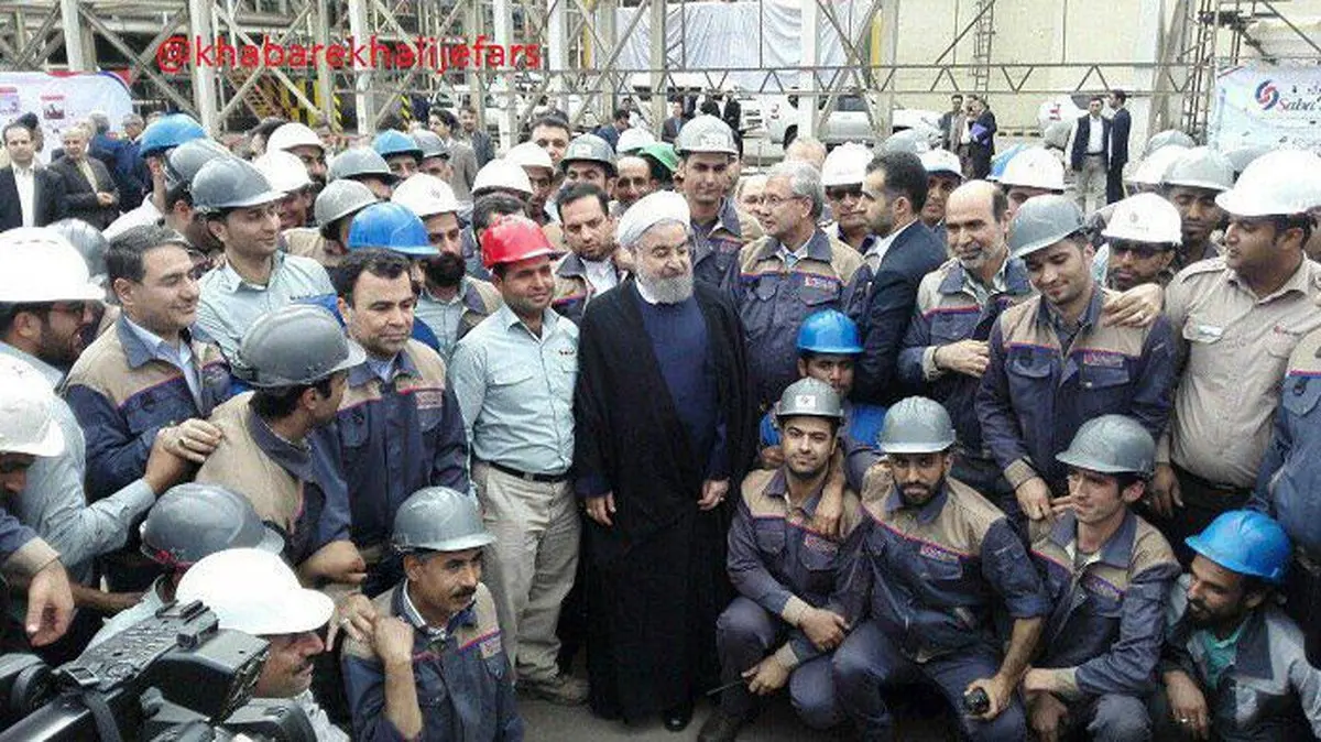 حضور روحانی، رئیس جمهور در جمع کارگران شرکت صبا فولاد هرمزگان/عکس