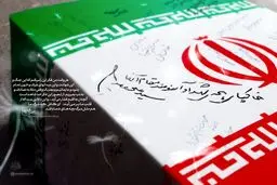 تصویری از دستخط مقام معظم رهبری روی تابوت یک شهید