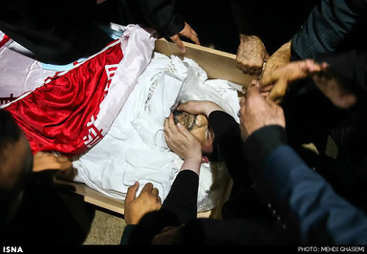 دیدار‌ خانواده های باقری و کریمی با پیکر شهیدانشان/تصاویر