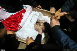 دیدار‌ خانواده های باقری و کریمی با پیکر شهیدانشان/تصاویر