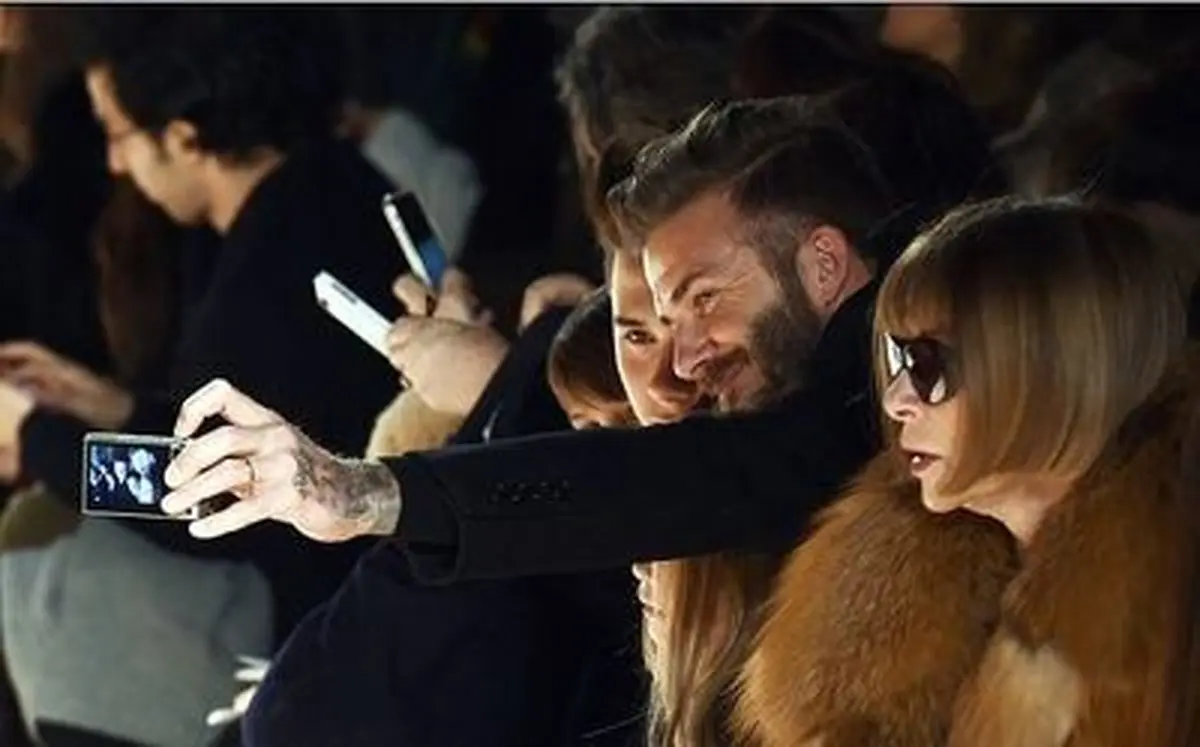 عکس سلفی بکام و فرزندان در نمایشگاه همسر