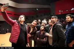سلفی عوامل فیلم ماجرای نیمروز در مشهد/عکس