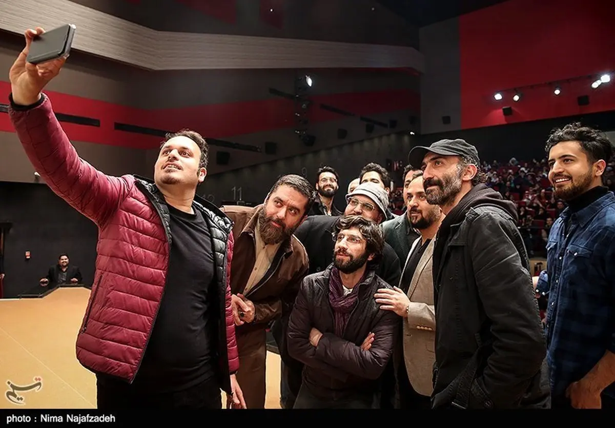 سلفی عوامل فیلم ماجرای نیمروز در مشهد/عکس