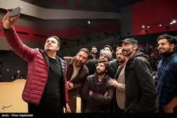 سلفی عوامل فیلم ماجرای نیمروز در مشهد/عکس