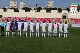 سلام نظامی تیم ملی فوتبال زنان هنگام پخش سرود ایران