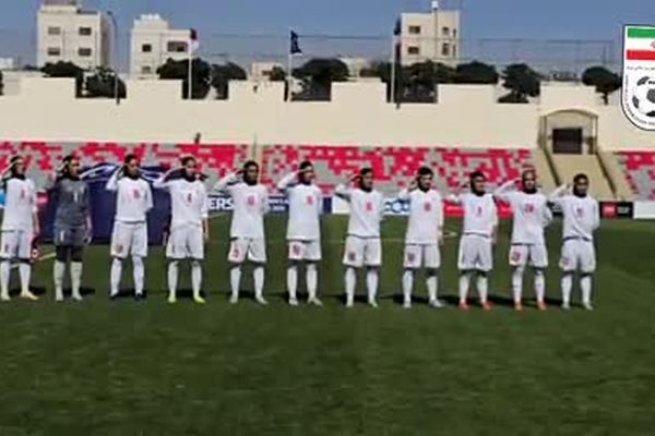 سلام نظامی تیم ملی فوتبال زنان هنگام پخش سرود ایران