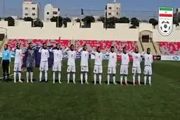 سلام نظامی تیم ملی فوتبال زنان هنگام پخش سرود ایران